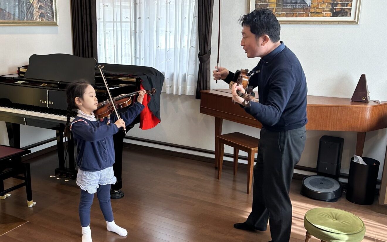東京のバイオリン教室、バイオリンを通じて笑顔と友情が生まれるクニトInt'lストリングスクール。西谷国登の独自の教育方針により、生徒たちは楽しみながら技術と人間力を培います。