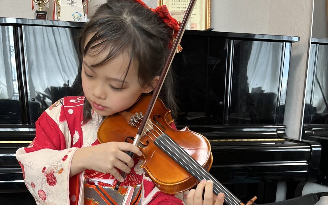 Kunito Int’l String School is a Tokyo-based violin studio where violinist Kunito Nishitani integrates American teaching methods. Our unique approach combines international perspectives with fun-filled lessons.